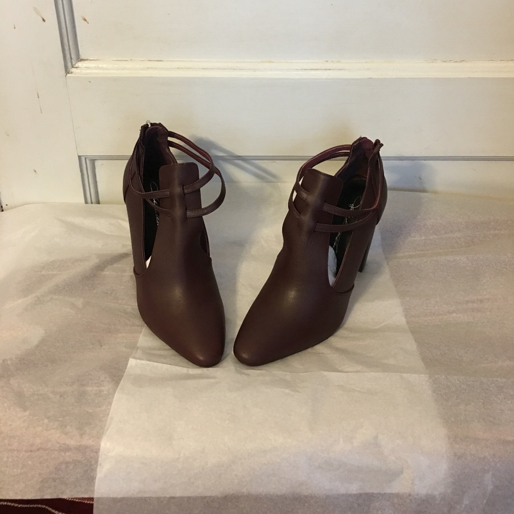 LEATHER WINE ZIPPERED BOOTIES WITH WOOD HEEL, 8M